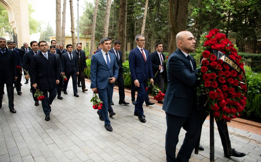 AzerGold və törəmə şirkətlərinin kollektivi Heydər Əliyevin məzarını ziyarət edib