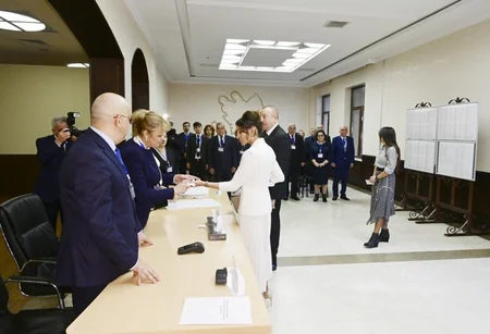 Prezident İlham Əliyev ailə üzvləri ilə birlikdə səs verib - YENİLƏNİB