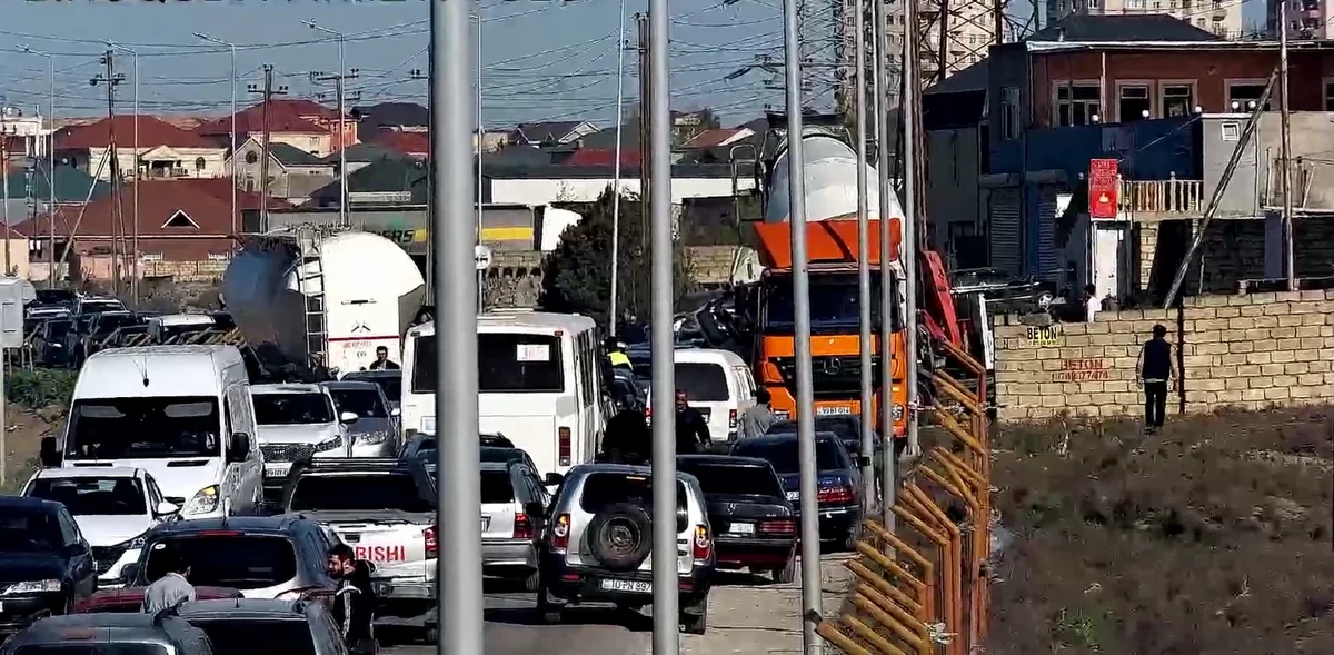 NİİM: Əliçıraq məscidinin qarşısında yük maşını aşıb, sıxlıq müşahidə olunur
