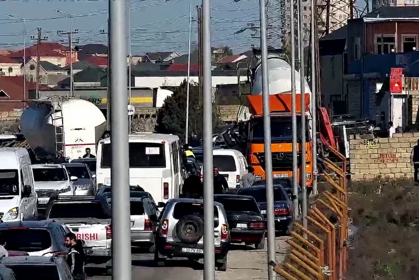 NİİM: Əliçıraq məscidinin qarşısında yük maşını aşıb, sıxlıq müşahidə olunur