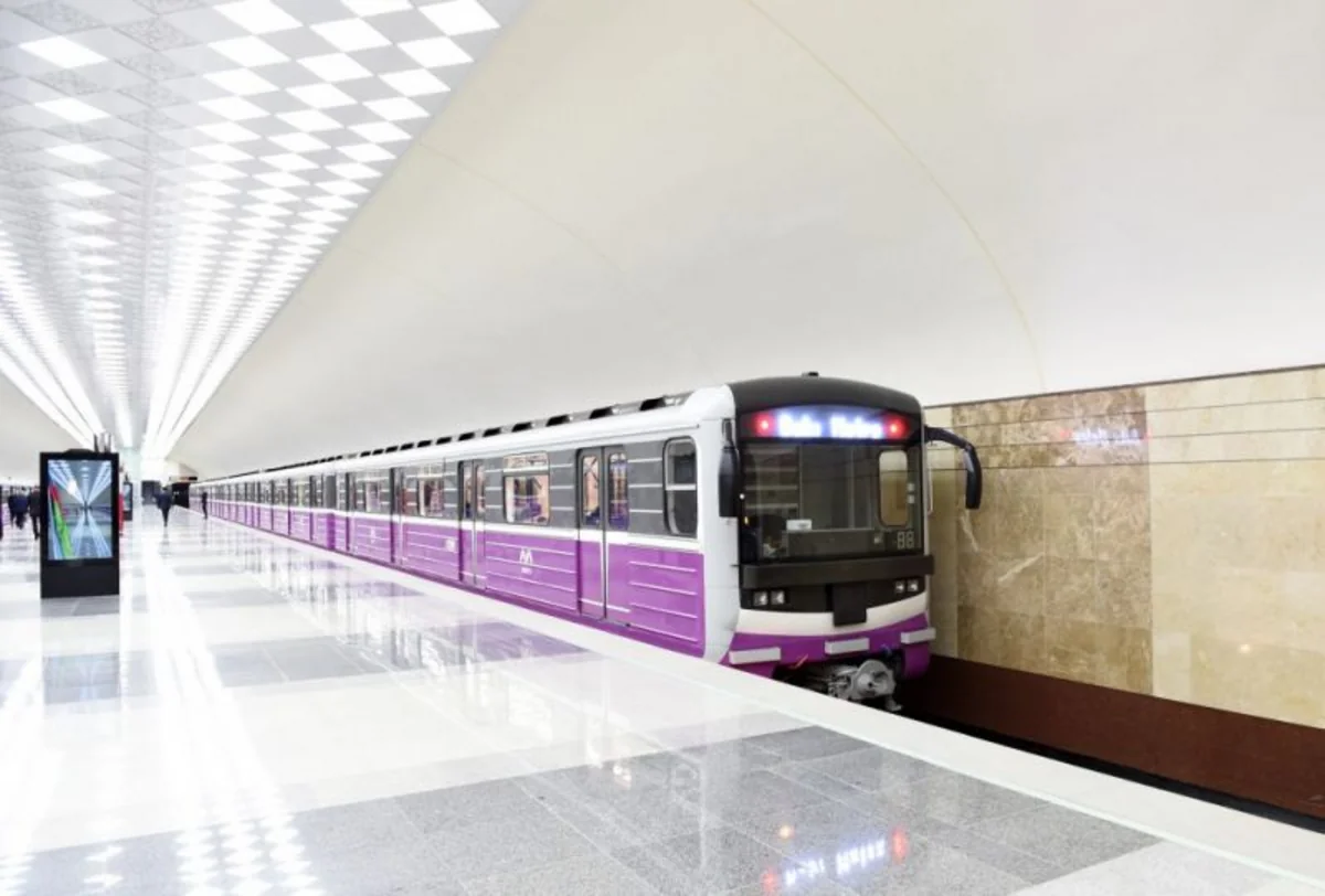 Avtovağzal metro stansiyasının keçidinə su sızıb