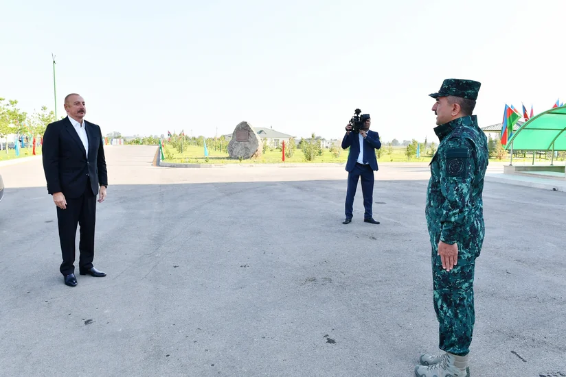 Prezident “Qazax” Əlahiddə Sərhəd Diviziyasının qarnizon kompleksində yaradılan şəraitlə tanış olub