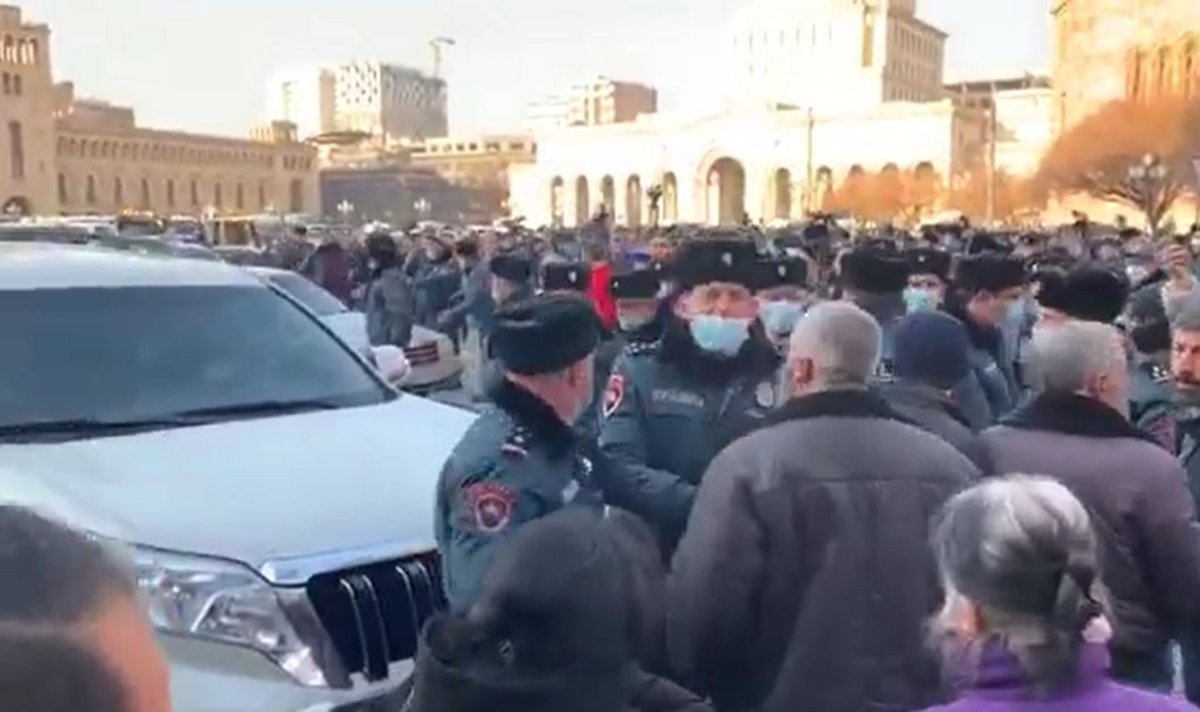 İtkin düşən hərbçilərin valideynləri Yerevanın əsas prospektini bağlayıb