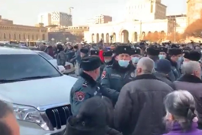 İtkin düşən hərbçilərin valideynləri Yerevanın əsas prospektini bağlayıb