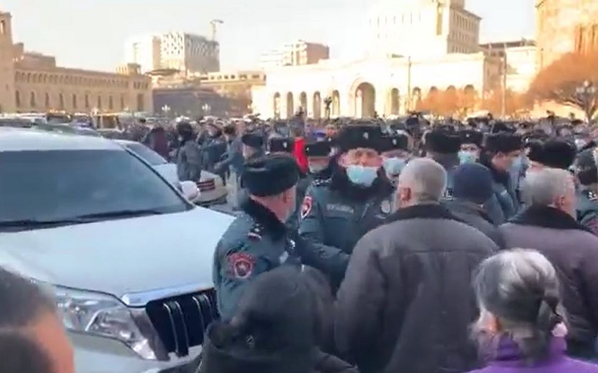 İtkin düşən hərbçilərin valideynləri Yerevanın əsas prospektini bağlayıb