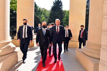 Bakir İzetbeqoviç: Ağdamdakı dağıntıların miqyası təəssüf doğurur