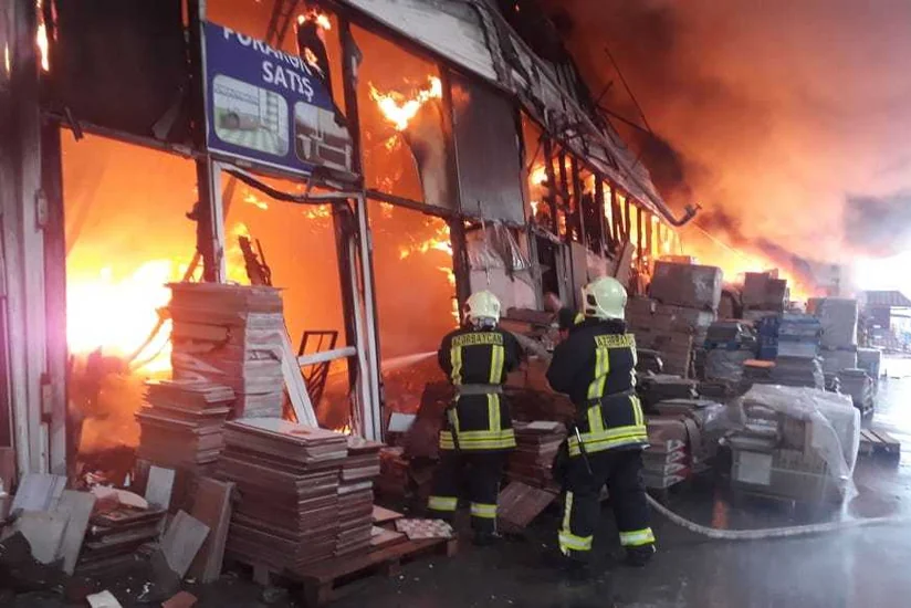 Two hectares burn down in building materials market fire in Baku - UPDATED