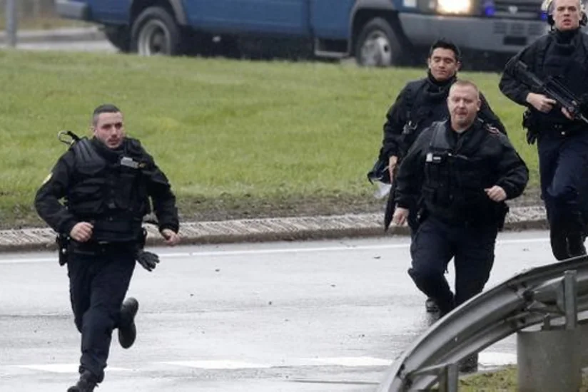 Неизвестные захватили заложников в столичном регионе Франции