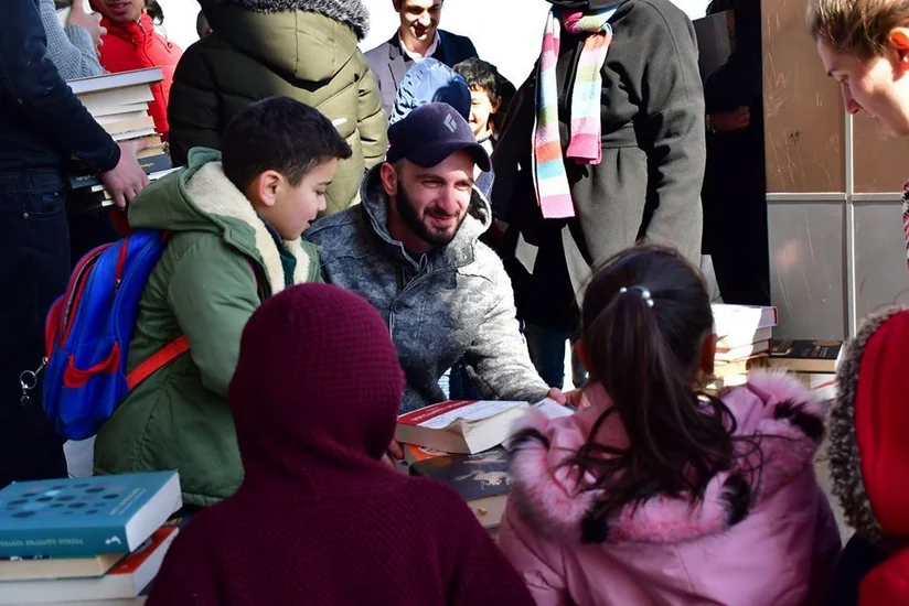 Gürcüstanın baş kitabxanaçısı azərbaycandilli məktəbə kitablar hədiyyə etdi