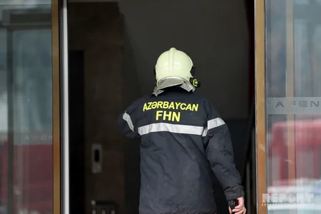 Bakıda biznes mərkəzində baş verən yanğın söndürülüb, 40 nəfər təxliyyə olunub - YENİLƏNİB - 2