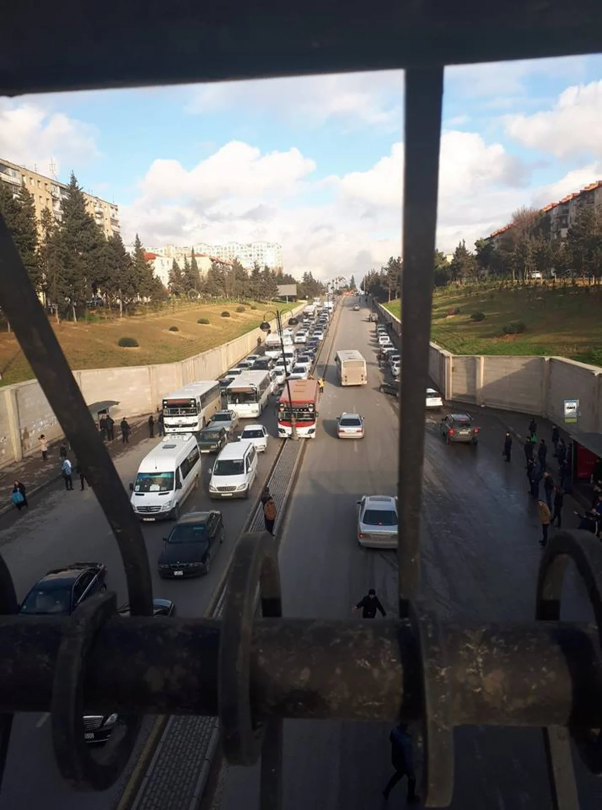 Bakıda sərnişin avtobusu işıq dirəyinə çırpılıb - FOTO