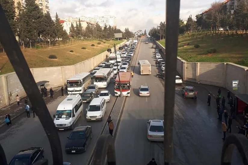 Bakıda sərnişin avtobusu işıq dirəyinə çırpılıb - FOTO