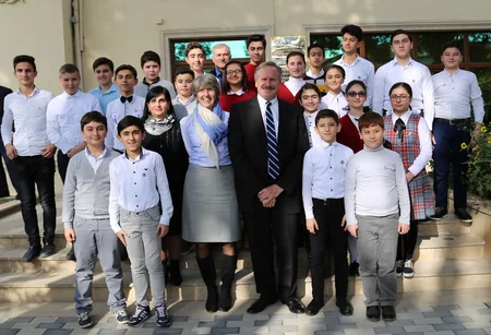 ABŞ-ın Azərbaycandakı səfiri Salyandakı tarixi Cümə məscidində olub