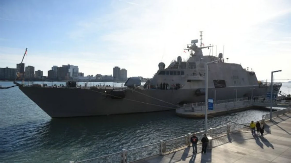 Новейший американский корабль сломался в открытом море