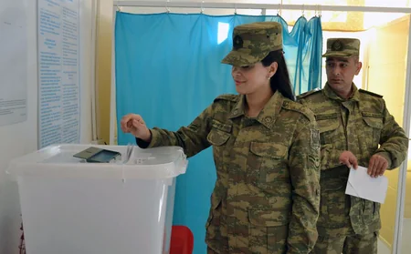 Azərbaycan Ordusunun şəxsi heyəti Prezident seçkiləri səsverməsində iştirak edir - VİDEO