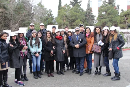 Bakının bazar, yanacaqdoldurma məntəqəsi, yeməkxana və marketlərində kitab paylanıb