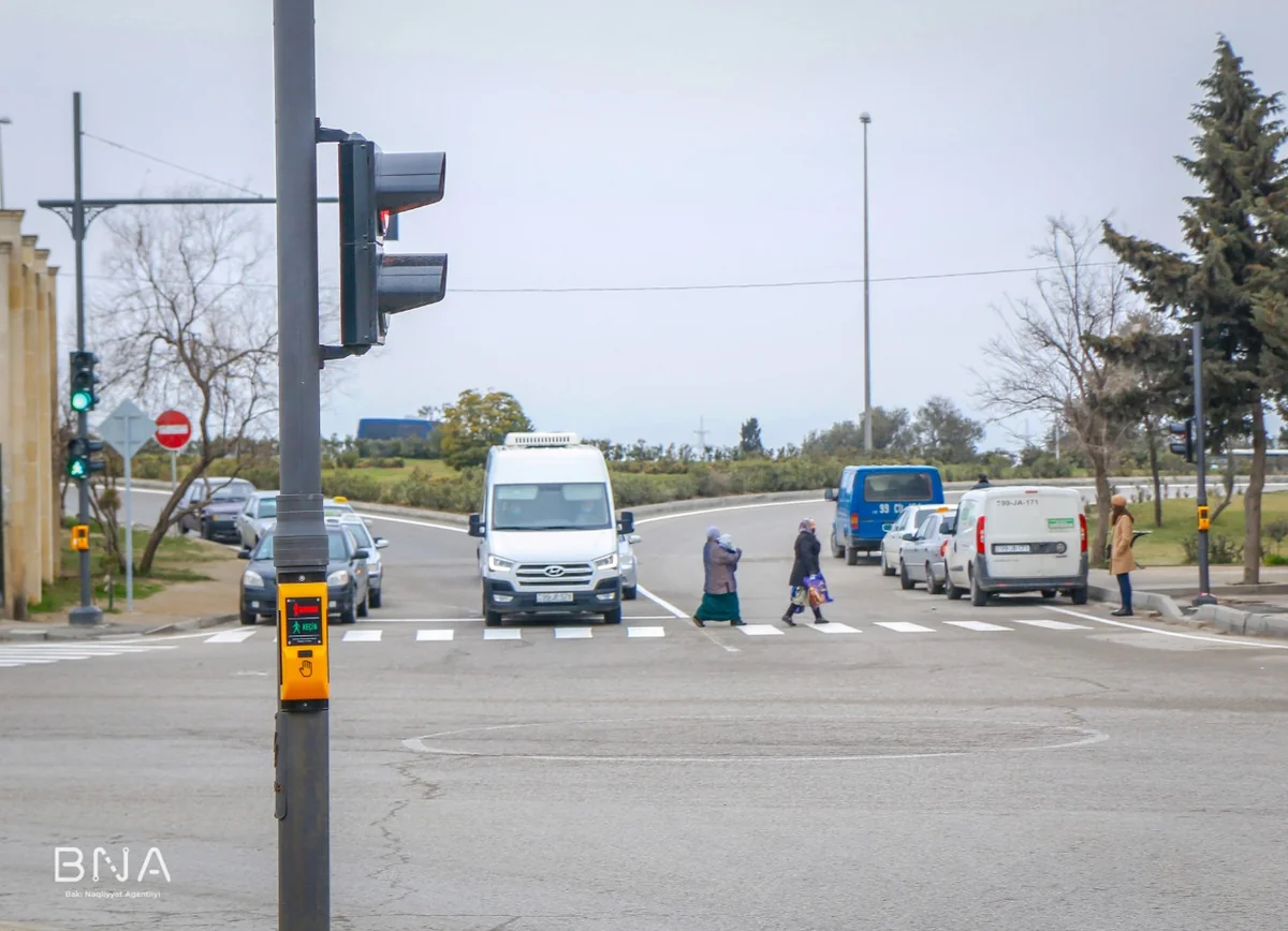 Bu küçədə svetoforlar vasitəsilə nizamlanan yol kəsişməsi təşkil edilib