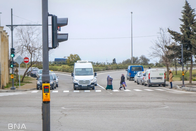 Bu küçədə svetoforlar vasitəsilə nizamlanan yol kəsişməsi təşkil edilib