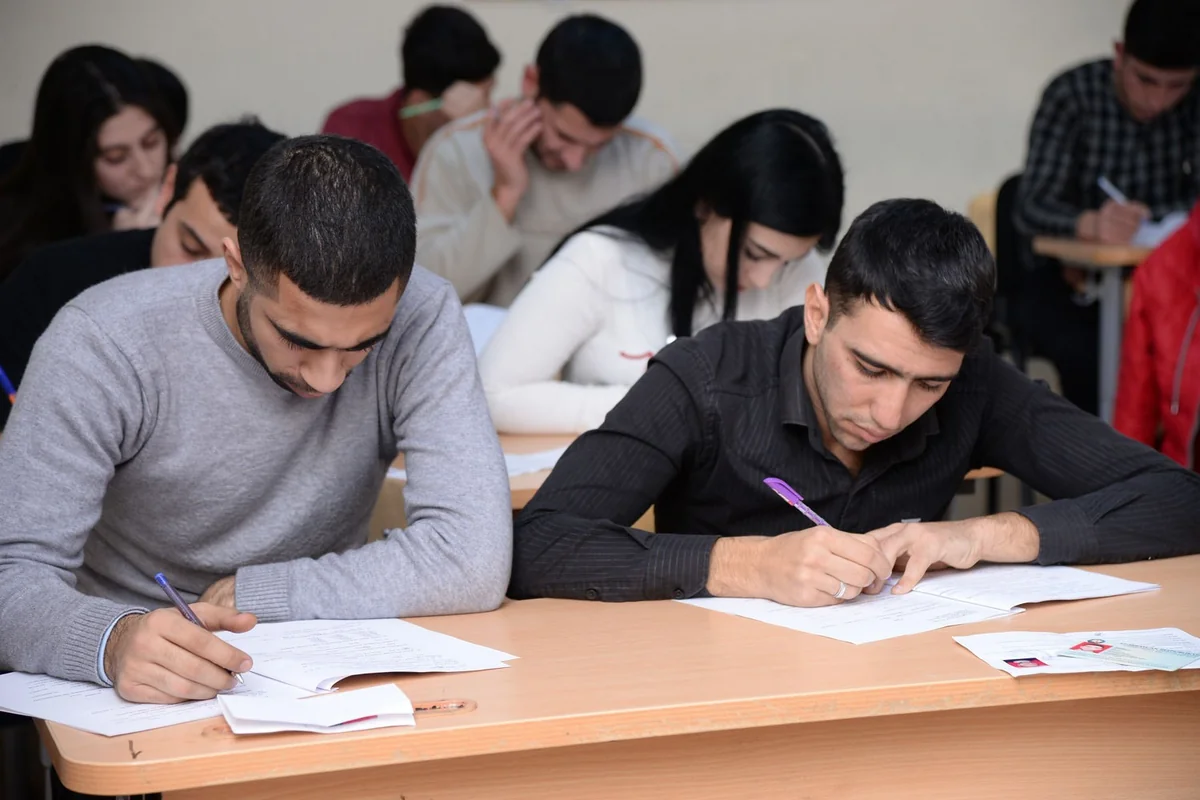 Attestat ala bilməyən 102 nəfər yenidən imtahan verib
