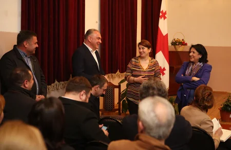 Gürcüstan Prezidenti Bolnisi rayonunda yerli sakinlərlə görüşüb