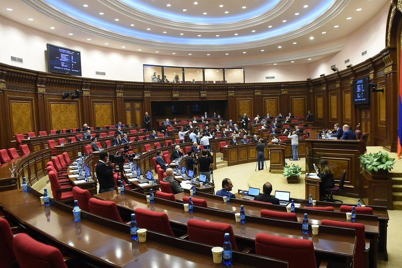 Ermənistan parlamenti hərbi rejimin ləğvini müzakirə edir