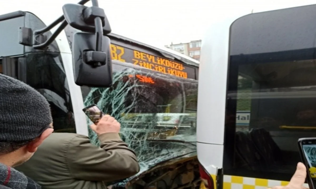 İstanbulda körpüdə metrobuslar toqquşdu, yaralılar var