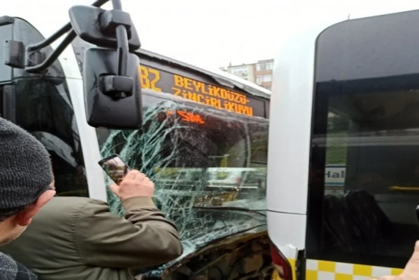 İstanbulda körpüdə metrobuslar toqquşdu, yaralılar var