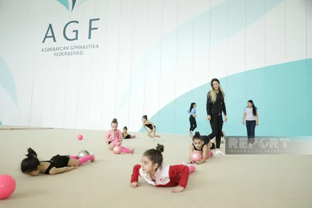 Bölgə gimnastlarının Milli Gimnastika Arenasında məşqləri davam edir
