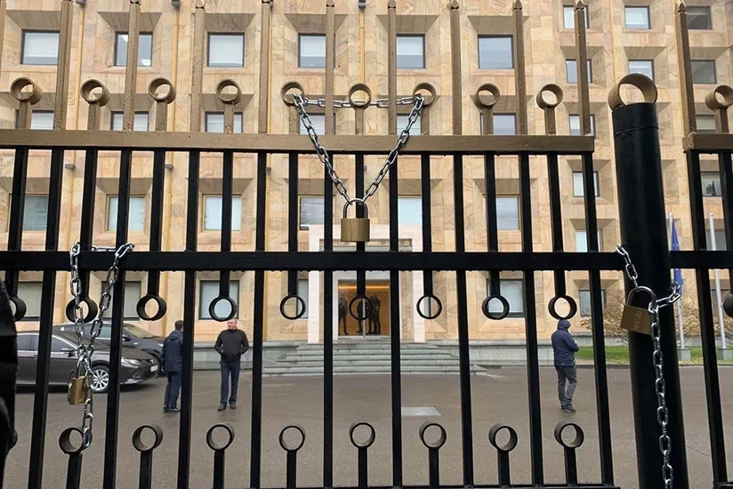 Gürcüstanda etirazçılar hökumət binasının darvazalarını qıfıllayıblar - YENİLƏNİB