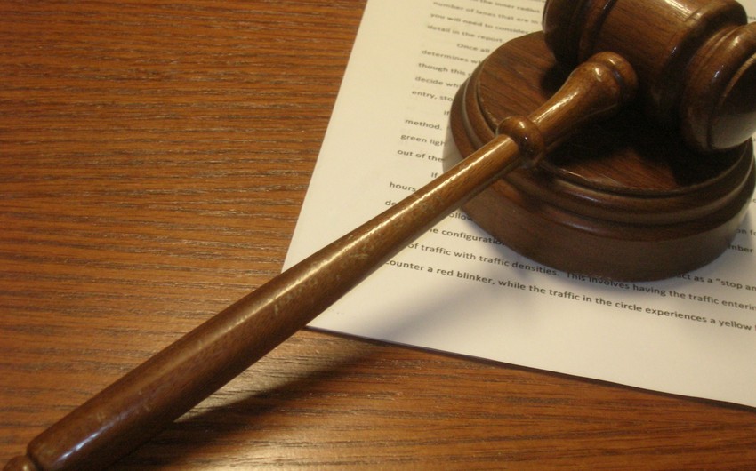 Bakıda borca görə atasını öldürən, anasını isə yaralayan şəxsin məhkəməsi başlayıb