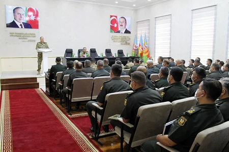 Baş Qərargah rəisi Quru Qoşunlarında olub, xidməti müşavirə keçirib