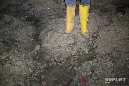 Bakıda su borusu partlayıb, 10 evi su basıb - VİDEO