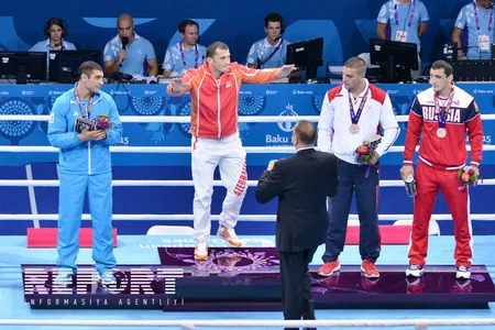 Prezident İlham Əliyev Bakı 2015də qalib gələn Abdulqadir Abdullayevə qızıl medalı təqdim edib - FOTO