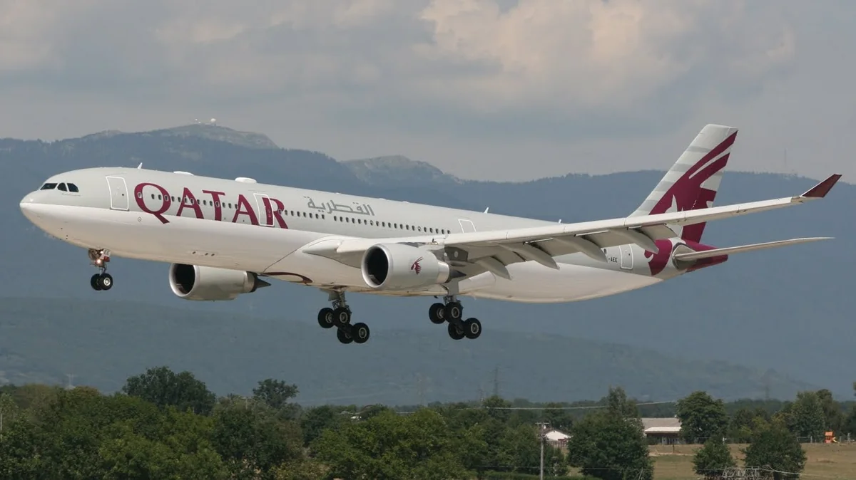 Самолет Qatar Airways совершил аварийную посадку в аэропорту Стамбула