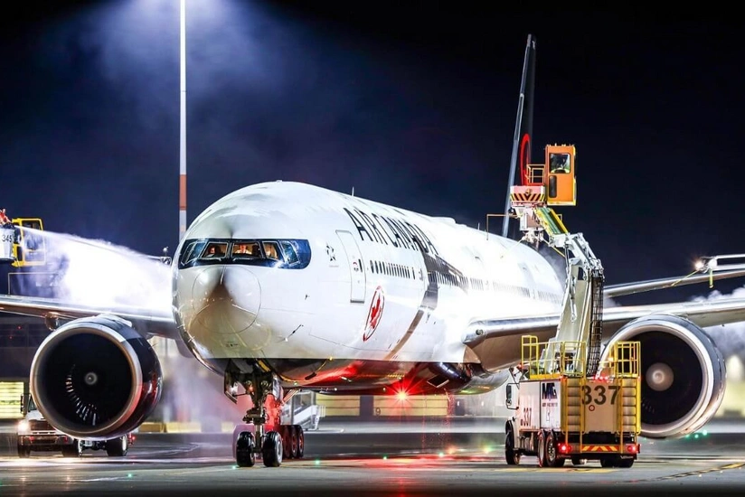 Toronto aeroportunda sərnişin təyyarədən yerə yıxılıb