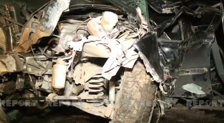 В Исмаиллы автомобиль врезался в дерево, водитель скончался