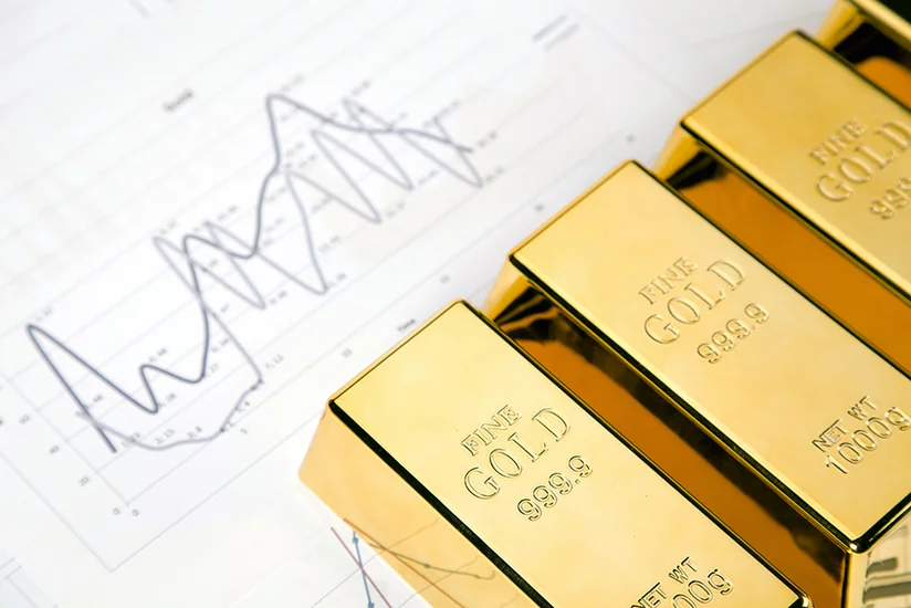 Золото умеренно дорожает из-за геополитической напряженности