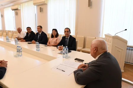 Qaçqınkom yanında İctimai Şuranın yeni tərkibdə ilk iclası keçirilib, sədr seçilib