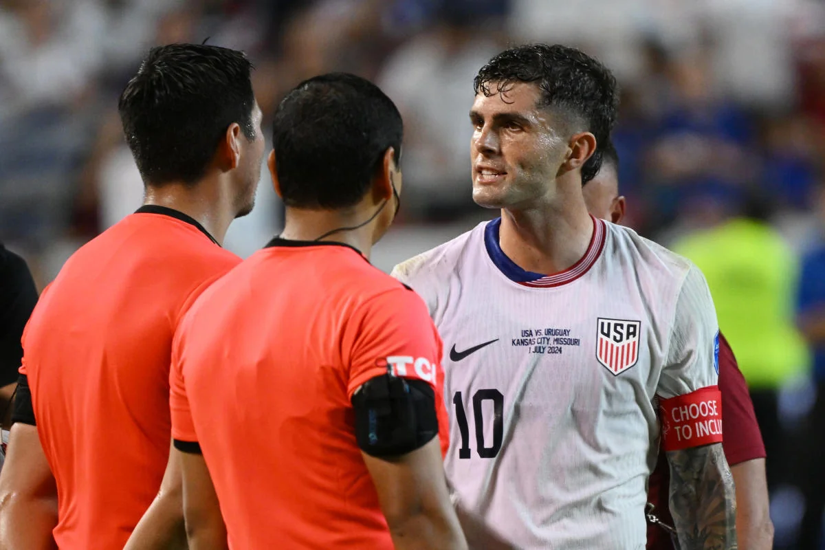 Amerika Kubokunda baş hakim futbolçunun əlini sıxmaqdan imtina edib