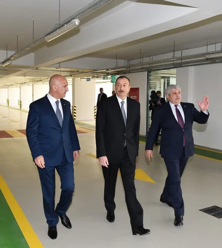Bakının 8-ci Kilometr qəsəbəsində çoxmərtəbəli avtomobil dayanacağı istifadəyə verilib