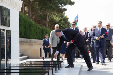 XİN rəhbərliyi Fəxri xiyabanı və Şəhidlər xiyabanını ziyarət ediblər - FOTO