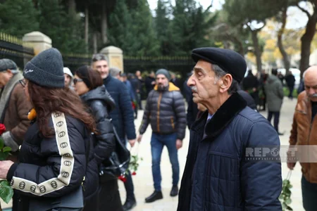 Azərbaycan xalqı Fəxri xiyabanda Ümummilli Liderin məzarını ziyarət edir