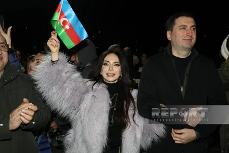 Bakıda Heydər Əliyev Mərkəzinin qarşısında xalq seçkinin ilkin nəticələrini izdihamla qeyd edir