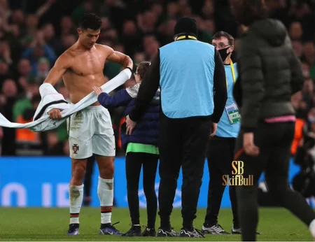 Маленькая девочка прорвалась на поле, чтобы обнять Роналду