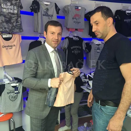 AFFA-nın baş katibi Elxan Məmmədov “Qarabağ” klubunun yeni açılan fan-şopunu ziyarət edib