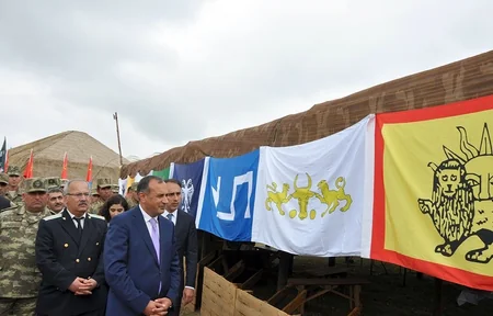 Hərbiyyə - 2019 hərbi-vətənpərvərlik düşərgəsində Azərbaycanın tarixi bayraqlarının sərgisi açılıb