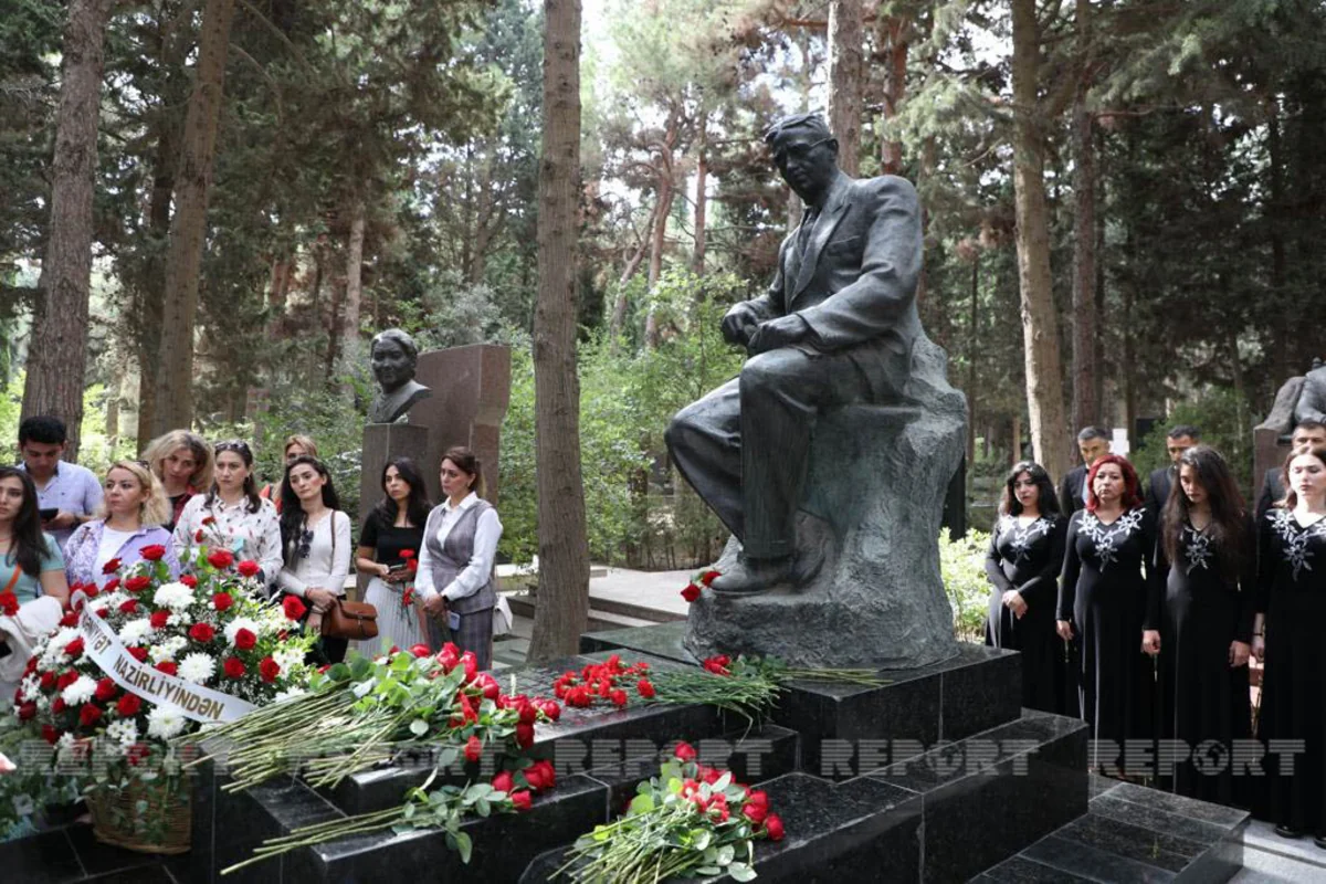 Üzeyir Hacıbəylinin məzarı ziyarət olunub