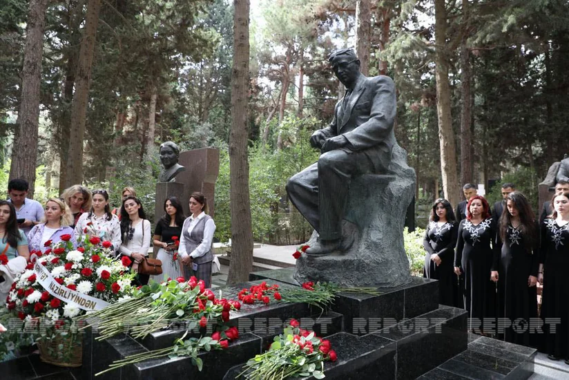 Üzeyir Hacıbəylinin məzarı ziyarət olunub