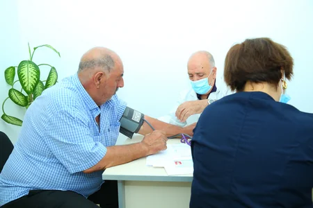 Переселяемые в село Агалы семьи проходят медобследование