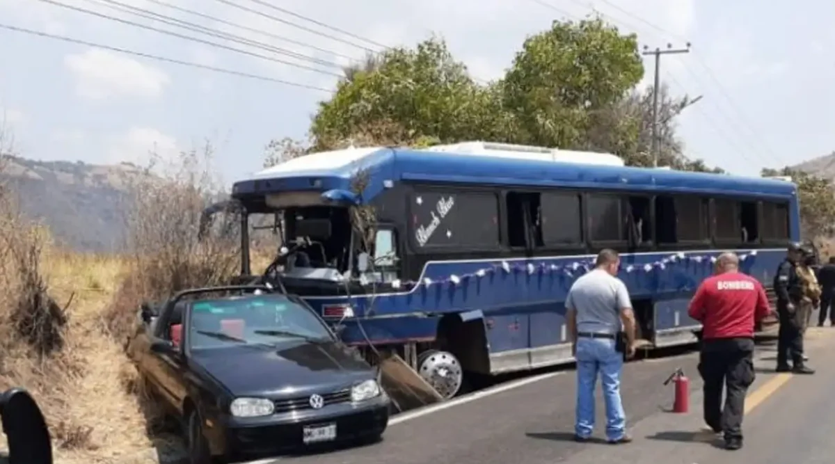 В Мексике автобус с паломниками протаранил порядка 15 автомобилей